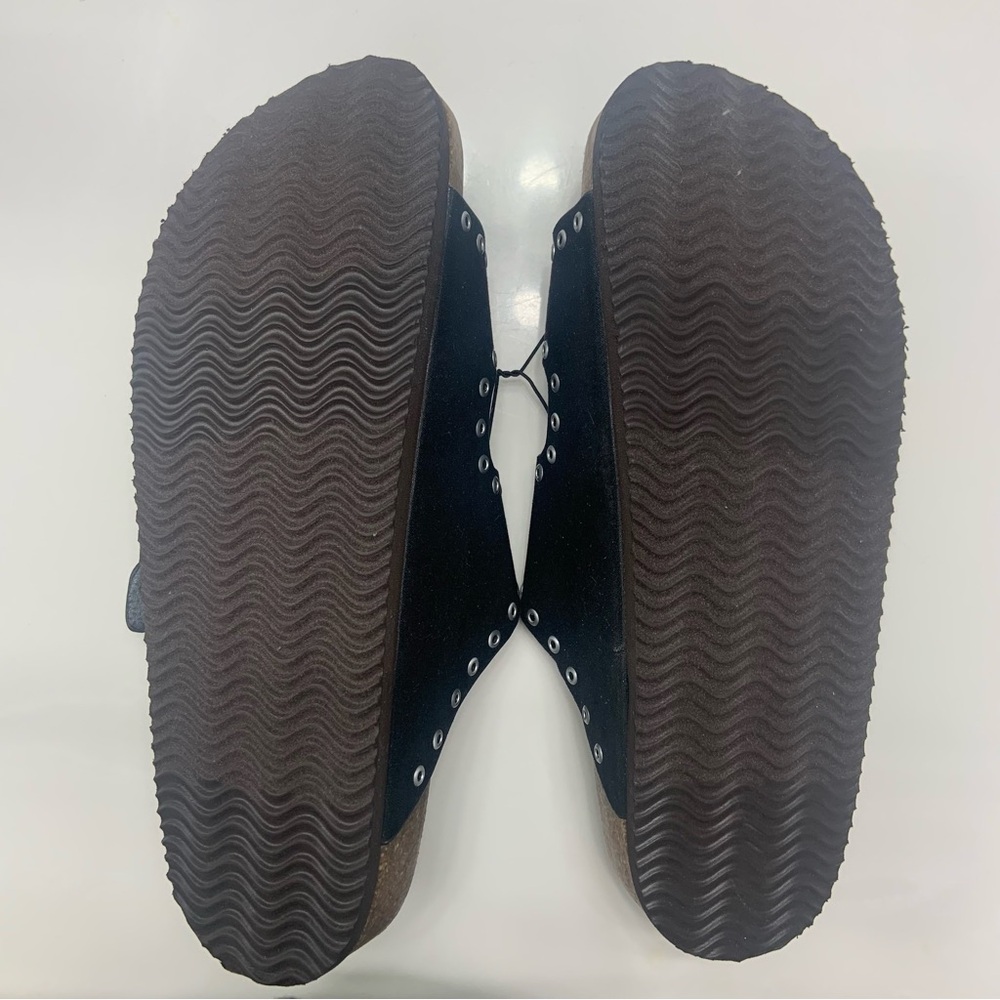 Torrid Black Sandals Slides Silver Buckles Grommets Wide Width 8 Brand New - Picture 2 of 3